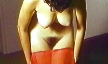 Busty Mistress emmène son sex grand mére esclave maigre à l'arène de baise